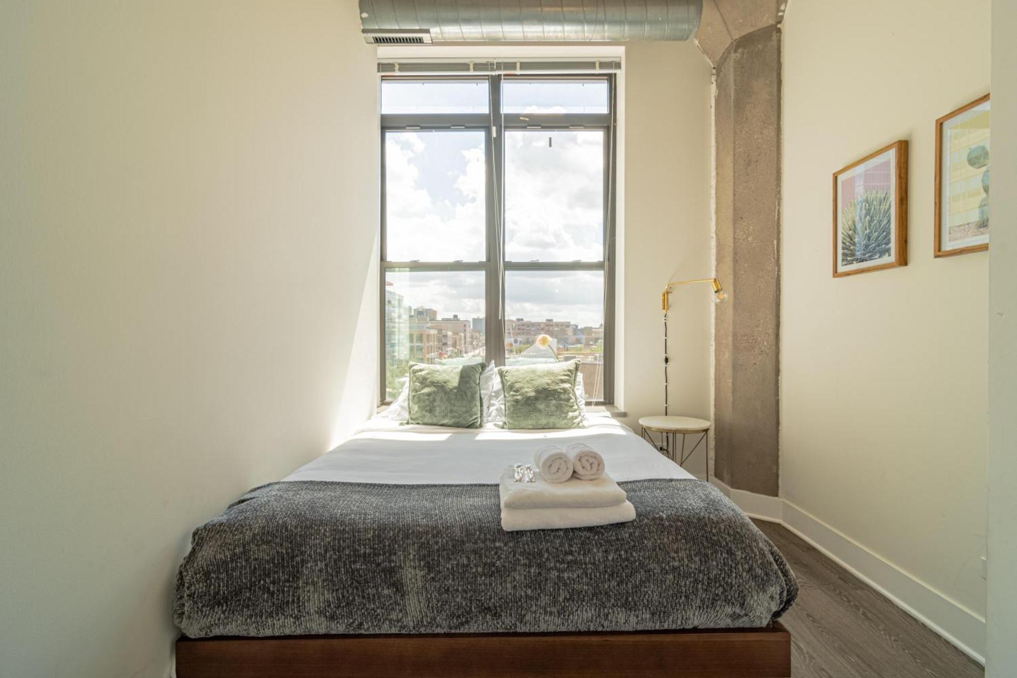 Bright 2Br Luxury Corner Suite With Optional Parking Sleeps 6 Guests Near Mccormick Place And Soldier Field 시카고 외부 사진