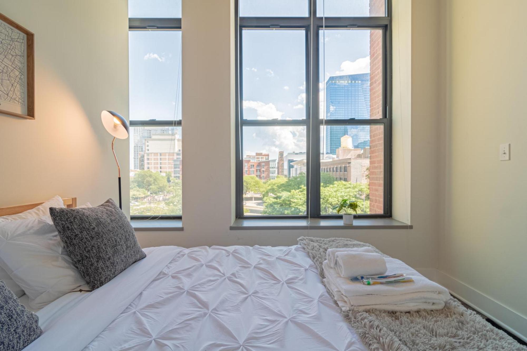 Bright 2Br Luxury Corner Suite With Optional Parking Sleeps 6 Guests Near Mccormick Place And Soldier Field 시카고 외부 사진